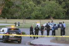 Policajti zasahujú neďaleko mestského parku v obvode San Pedro v Los Angeles, v ktorom došlo ku streľbe v nedeľu 24. júla 2022. FOTO: TASR/AP