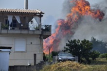 Požiar, ktorý vypukol pri dedine Krestena južne od starovekej Olympie v nedeľu 24. júla 2022. FOTO: TASR/AP