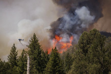 Vrtuľník hasí lesný požiar v okrese Mariposa v americkom štáte Kalifornia 24. júla 2022. FOTO: TASR/AP