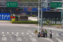 Žena na motorke je požiadaná, aby sa ukryla počas náletu s názvom Wan An, každoročného 30-minútového cvičenia. Taipei, Taiwan, 25. júla 2022. FOTO: Reuters
