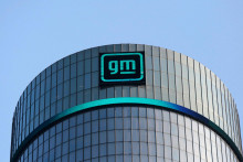 Nové logo GM na fasáde sídla General Motors v Detroite, Michigan, USA, 16. marca 2021. FOTO: REUTERS