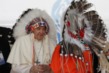 &lt;p&gt;Pápež František dostal pokrývku hlavy od domorodých obyvateľov počas návštevy Maskwacis, Alberta, Kanada 25. júla 2022. FOTO: REUTERS &lt;/p&gt;