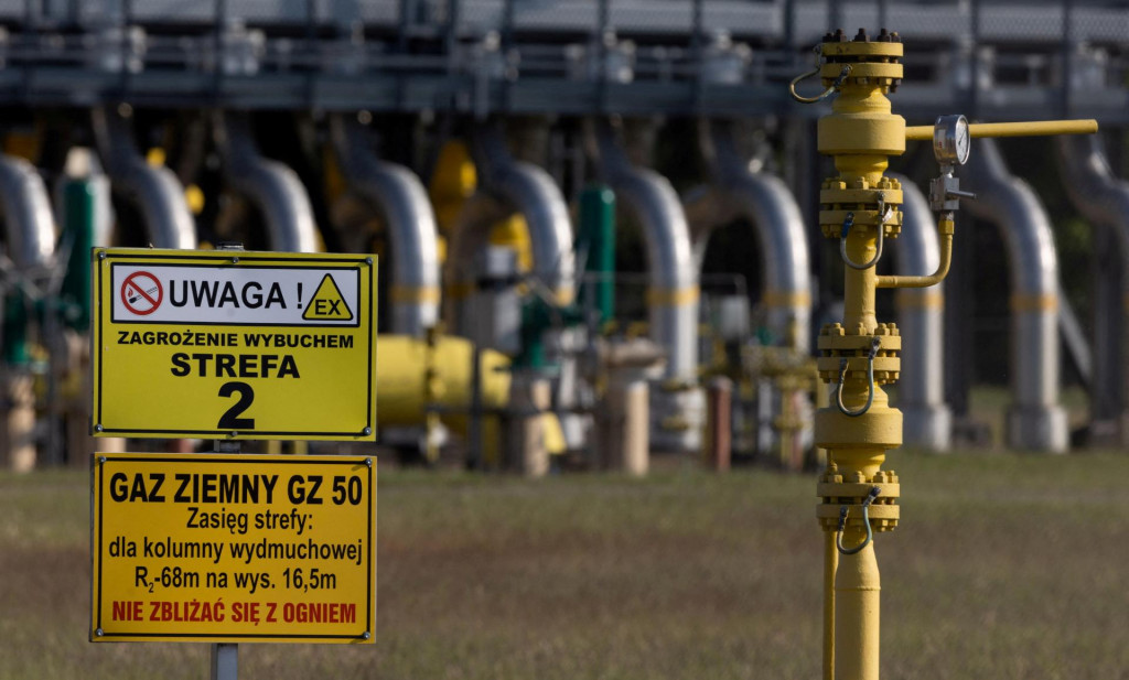 Výstražné značky sú zobrazené pred kompresorovou stanicou plynu, ktorá je súčasťou poľského úseku plynovodu Jamal vlastniaci Gazprom. FOTO: Reuters
