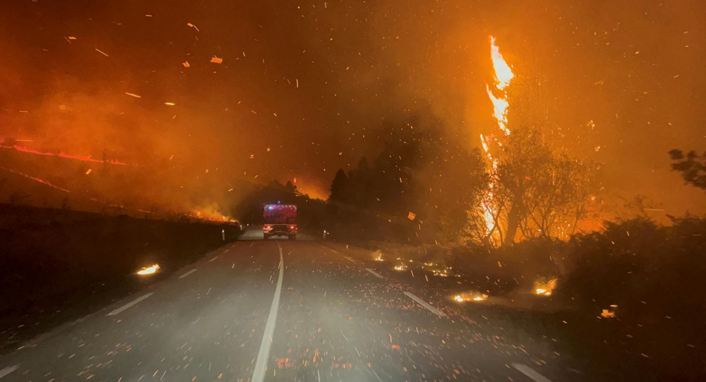 Požiar, ktorý vypukol v Monts d‘Arree v Brasparts, v Bretónsku, Francúzsko. FOTO: Reuters/Julien Trevarin/cellule audiovisuelle SDIS 29