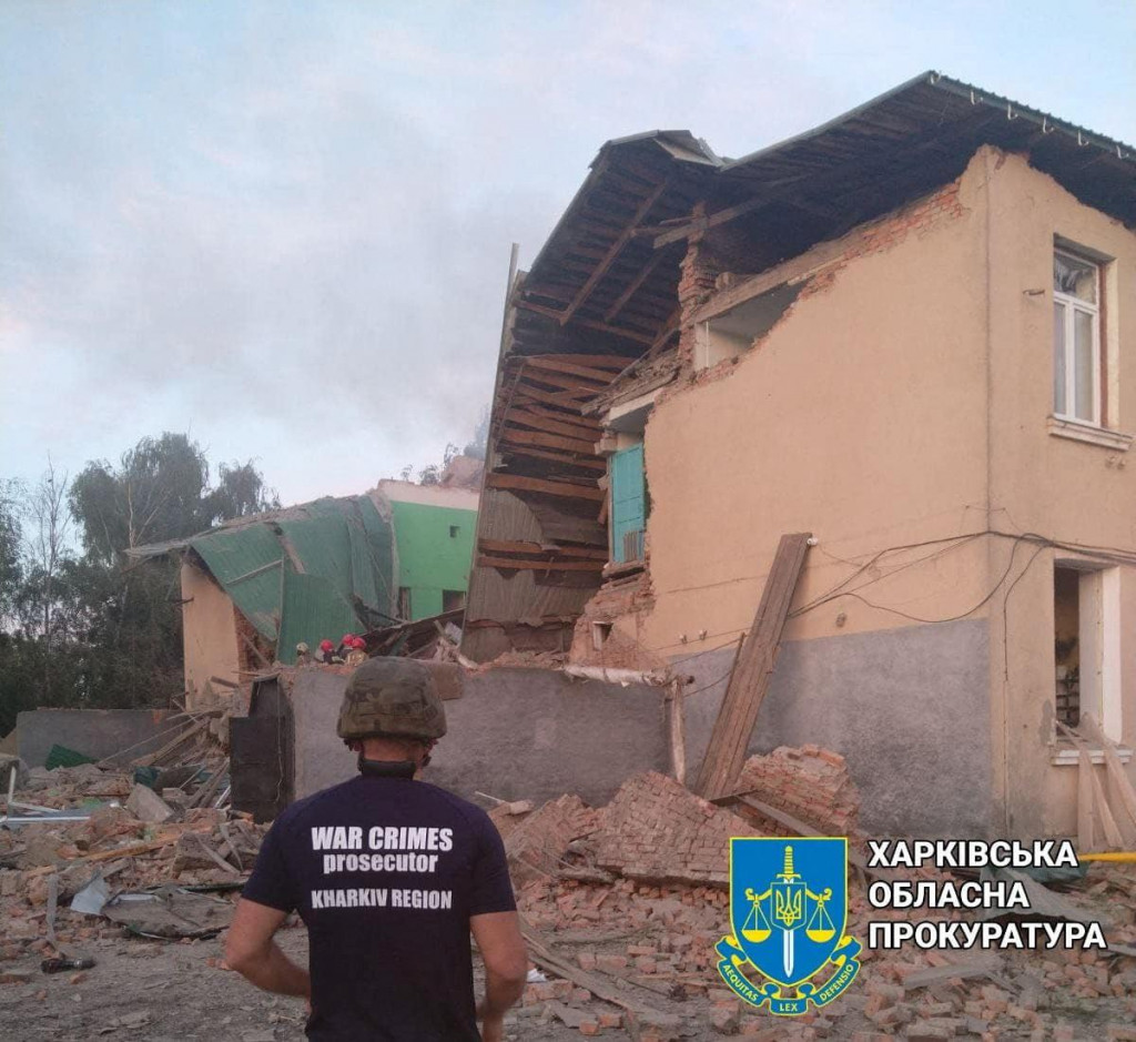Prokurátor stojí pred obytnou budovou zničenou ruským raketovým útokom, zatiaľ čo ruský útok na Ukrajinu pokračuje. Charkovská oblasť, Ukrajina 25. júla 2022. FOTO: Reuters