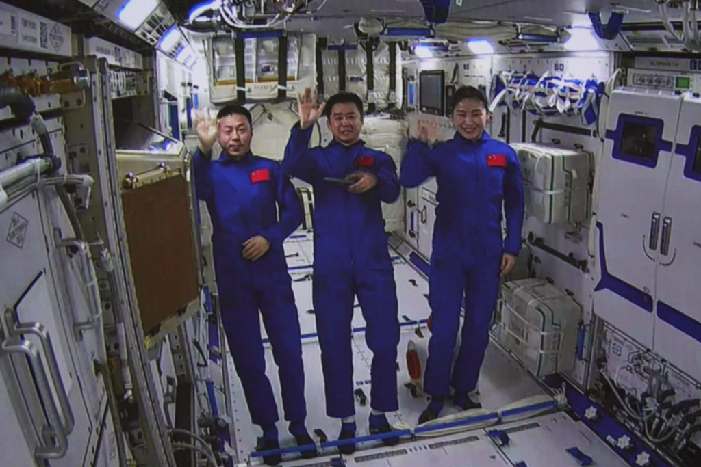 Čínski astronauti, zľava Cchaj Sü-če, Čchen Tung a Liou Jang mávajú z laboratórneho modulu Wen-tchien 25. júla 2022. FOTO: TASR/AP