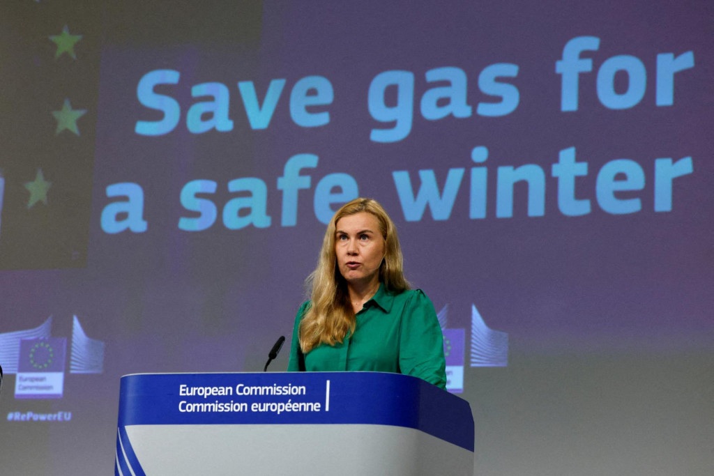 Európska komisárka Kadri Simsonová na tlačovej konferencii v Bruseli, Belgicko 20. júla 2022. Za ňou je nápis: ”Šetrite plynom pre bezpečnú zimu.” FOTO: REUTERS