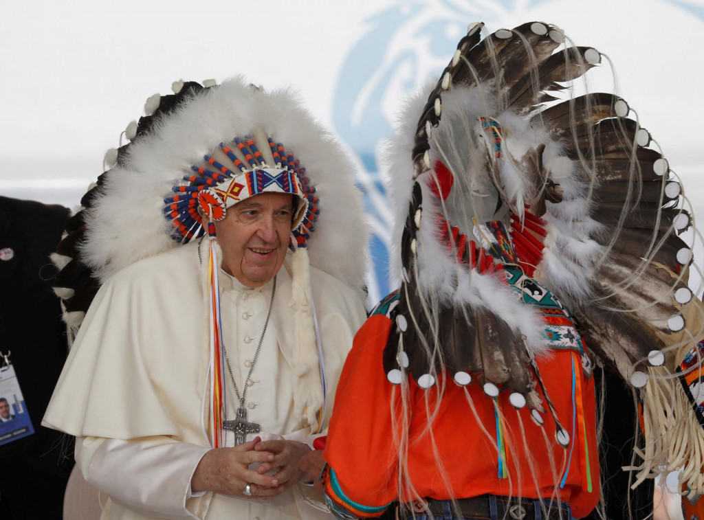 Pápež František dostal pokrývku hlavy od domorodých obyvateľov počas návštevy Maskwacis, Alberta, Kanada 25. júla 2022. FOTO: REUTERS