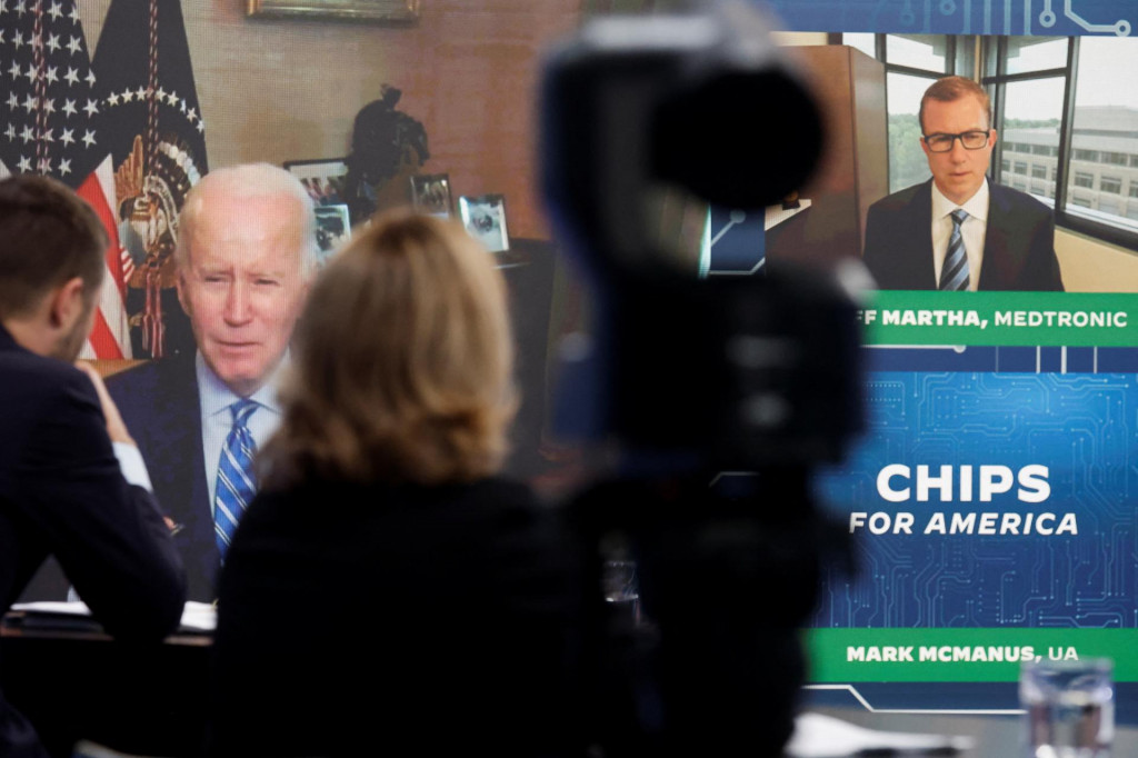 Americký prezident Joe Biden, izolovaný po pozitívnom teste na COVID-19, sa virtuálne objavuje na stretnutí s vedúcimi predstaviteľmi obchodu a práce o zákone o čipoch v posluchárni v kampuse Bieleho domu vo Washingtone, USA, 25. júla 2022. FOTO: REUTERS