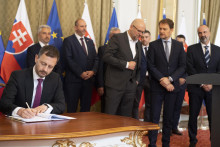 Na snímke vľavo predseda vlády Eduard Heger pri podpise zmluvy o výstavbe závodu Volvo v industriálnom parku Valaliky pri Košiciach. FOTO: TASR/ Pavel Neubauer