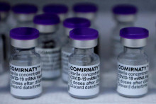 Fľašky so súčasnými vakcínami Comirnaty od konzorcia Pfizer/BionTech.
