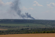 Tepelná elektráreň Vuhlehirsk horí v diaľke po ostreľovaní. FOTO: Reuters