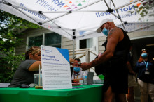 Osoba prichádza na očkovanie proti opičím kiahňam do Northwell Health Immediate Care Center vo Fire Island-Cherry Grove v New Yorku. FOTO: Reuters