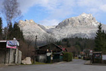 Poludňov&eacute; skaly a Veľk&yacute; Rozsutec z cesty do &Scaron;tefanovej v Malej Fatre. FOTO: TASR/Erika Ďurčov&aacute;