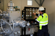 Pracovník kontroluje jednotku v zásobníku plynu Bierwang spoločnosti Uniper neďaleko bavorského mesta Kraiburg am Inn. FOTO: Reuters