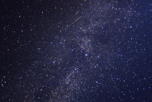 Časť Mliečnej dráhy so zachyteným meteorom Perzeíd.