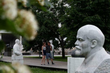 Busty sovietskych vodcov vrátane Vladimira Lenina a Leonida Brežneva vystavené v Muzeon Park of Arts v Moskve, Rusko 19. júna 2020. FOTO: REUTERS