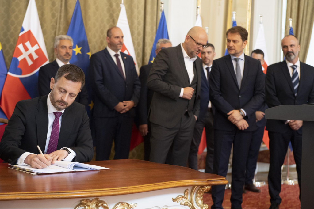 Na snímke vľavo predseda vlády Eduard Heger pri podpise zmluvy o výstavbe závodu Volvo v industriálnom parku Valaliky pri Košiciach. FOTO: TASR/ Pavel Neubauer