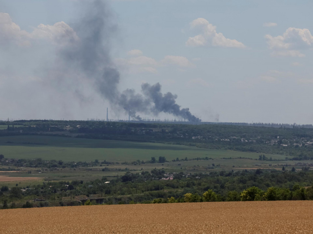 Tepelná elektráreň Vuhlehirsk horí v diaľke po ostreľovaní. FOTO: Reuters