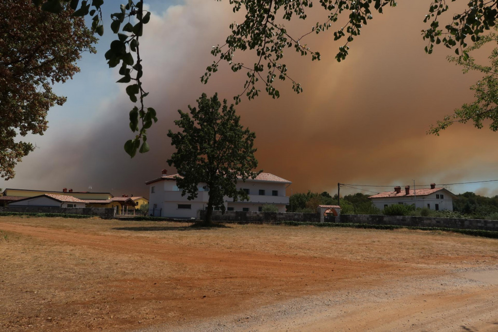 WA 33 Sela - Na snímke dym z lesného požiaru v dedine Sela v oblasti Kras na západe Slovinska v stredu 20. júla 2022. Lesný požiar, ktorý sa rozšíril z Talianska do oblasti Kras na západe Slovinska ohrozuje aj niektoré dediny v tejto oblasti. Úrady už vyzvali na evakuáciu obyvateľov dedín Sela na Krasu, Hudi Log, Korita na Krasu a Nova Vas. FOTO TASR/STA-Rosana Rijavečová

Opatje selo.
Pozar v blizini Sela na Krasu. *** Local Caption *** dym SNÍMKA: Rosana Rijavec/sta