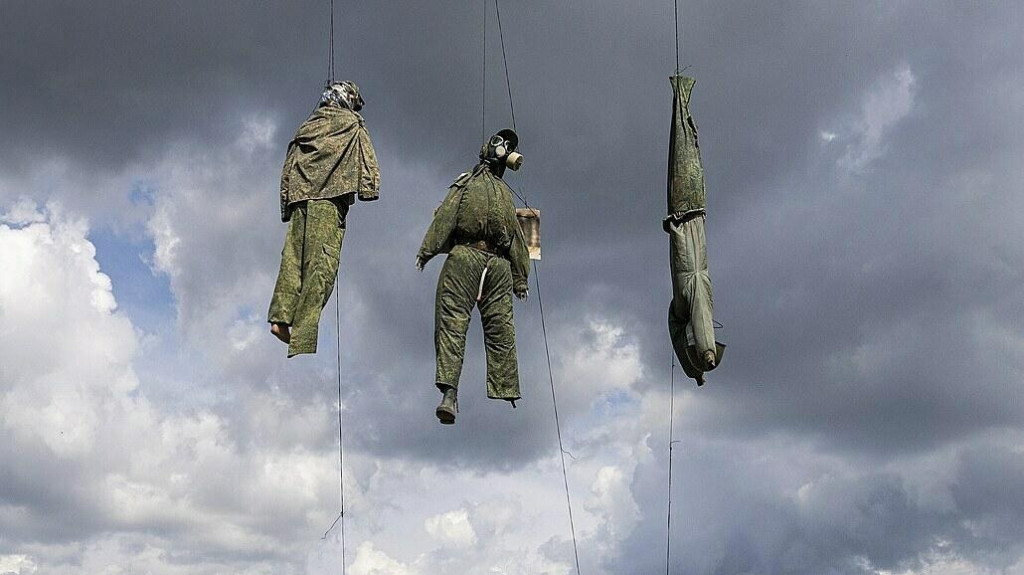 Pan&aacute;ci v rusk&yacute;ch uniform&aacute;ch vyvesen&iacute; bl&iacute;zko frontovej l&iacute;nie v Charkovskej oblasti na Ukrajine, 23. j&uacute;la 2022. FOTO: TASR/AP