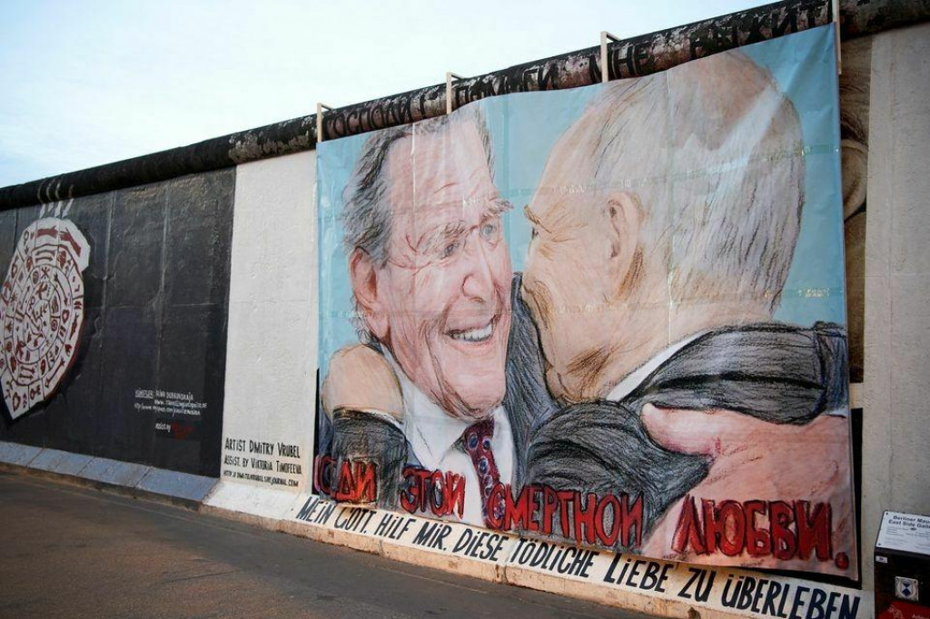 Gerhard Schröder a Vladimir Putin na graffiti, kde si dávajú bozk, v East Side Gallery v Berlíne, Nemecko 2. apríla 2022. Slogan v nemčine a ruštine znie: „Drahý Bože, pomôž mi prežiť túto lásku“. FOTO: REUTERS