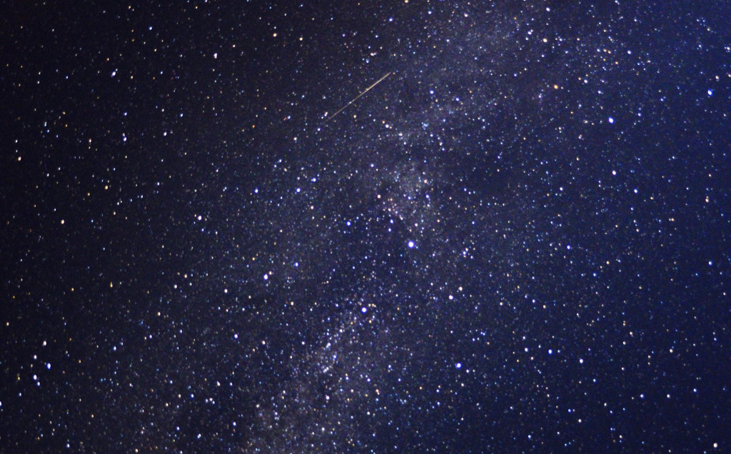 Časť Mliečnej dráhy so zachyteným meteorom Perzeíd.