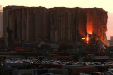 Požiar v bejrútských obilných silách poškodených výbuchom v tamojšom prístave. FOTO: Reuters