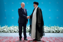 Ruský prezident Vladimir Putin a iránsky prezident Ebrahim Raisi. FOTO: Reuters/Wana News Agency