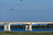 &lt;p&gt;Antonivskyj most cez rieku Dneper v Ruskom kontrolovanej Chersonskej oblasti na juhu Ukrajiny, 23. júla 2022. FOTO: REUTERS&lt;/p&gt;