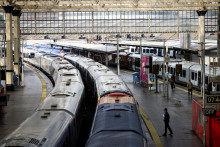 Vlaky na nástupišti na stanici Waterloo. Neďaleko stojí zamestnanec stanice v prvý deň národného železničného štrajku v Londýne, 21. júna 2022. FOTO: Reuters