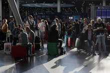 &lt;p&gt;Cestujúci čakajú na letisku v Düsseldorfe počas štrajku pozemného personálu Lufthansy v Nemecku 27. júla 2022. FOTO: Reuters&lt;/p&gt;