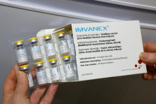 &lt;p&gt;Fľaštičky s vakcínou proti opičím kiahňam. FOTO: Reuters &lt;/p&gt;