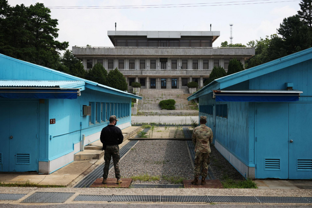 Juhokórejskí a americkí vojaci strážia v dedine Panmunjom v demilitarizovanej zóne, ktorá oddeľuje obe Kórey. FOTO: Reuters