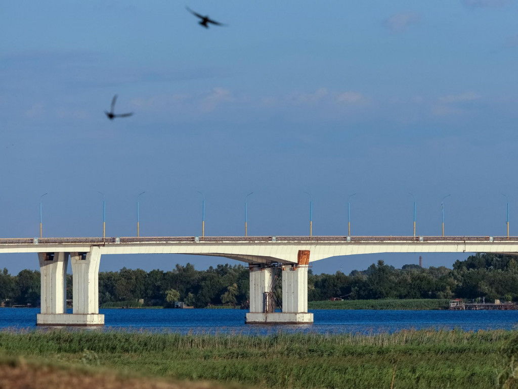 Antonivskyj most cez rieku Dneper v Ruskom kontrolovanej Chersonskej oblasti na juhu Ukrajiny, 23. júla 2022. FOTO: REUTERS