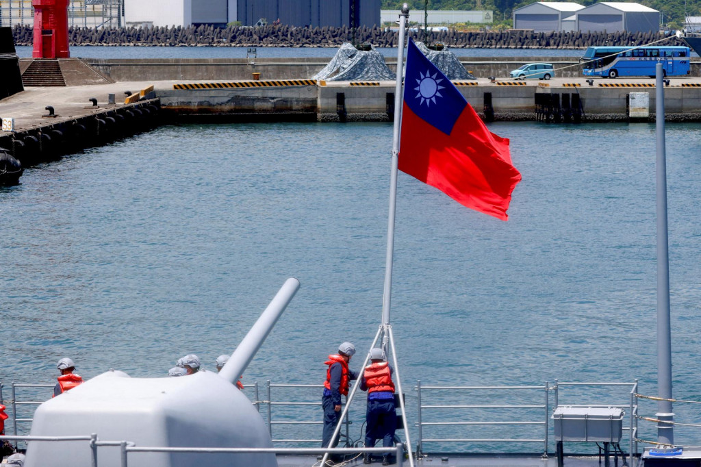 Členovia námorníctva vyvesili taiwanskú vlajku v Yilane na Taiwane, 26. júla 2022. FOTO: REUTERS