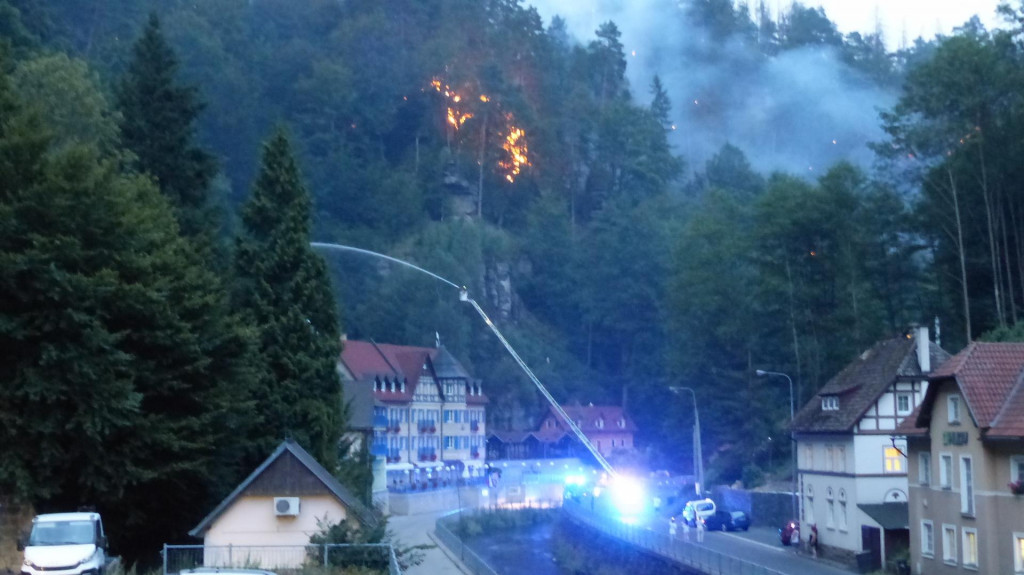 V Českom Švajčiarsku je momentálne nasadený vrtuľník Leteckého útvaru rezortu vnútra vrátane hasičov. FOTO: Twitter/HZS Ústeckého kraje
