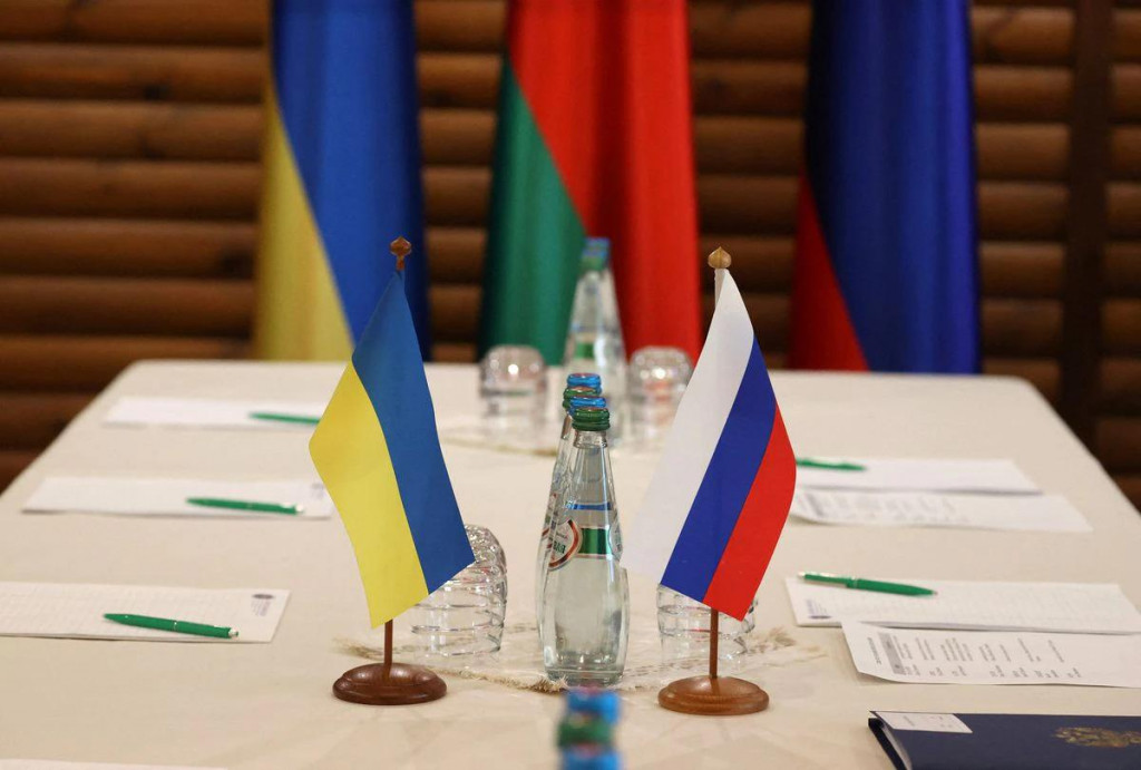 Ukrajinská a ruská vlajka na stole pred rokovaním predstaviteľov oboch krajín v regióne Brest, Bielorusko, 3. marca 2022. FOTO: REUTERS