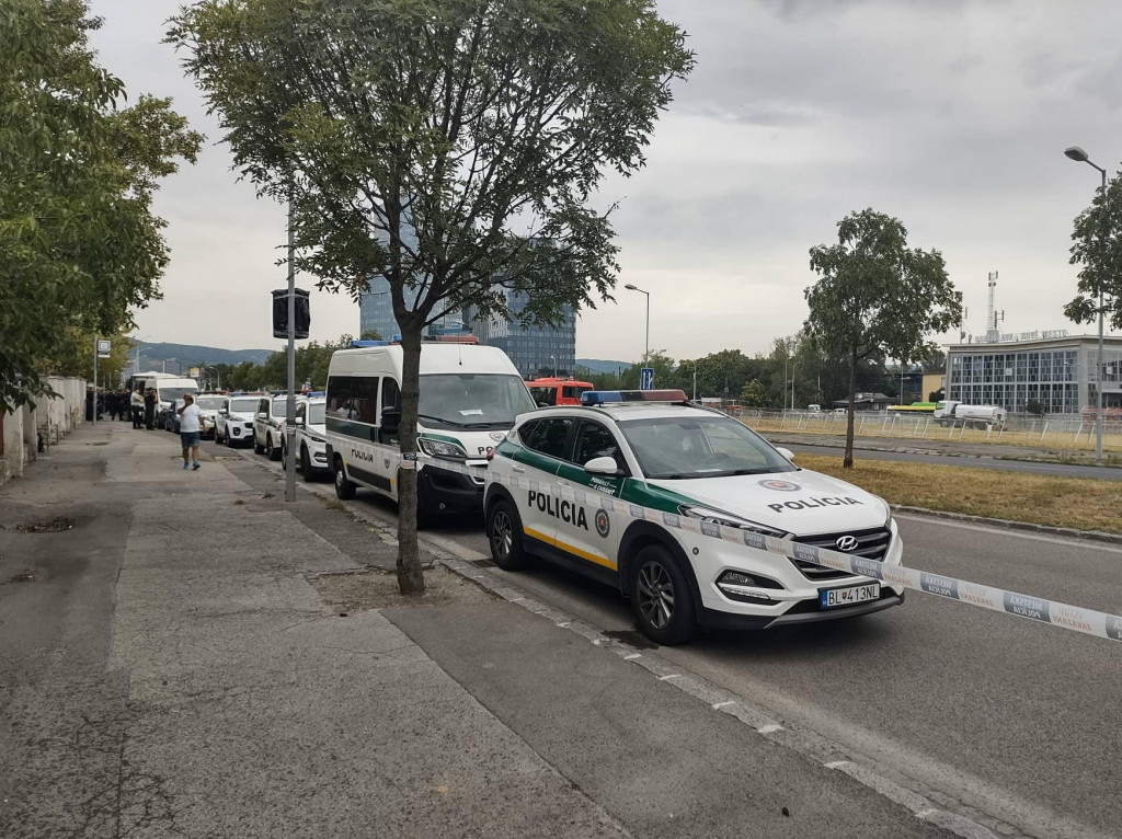 Policajti čakajú na fanúšíkov Ferencvárosu Budapešť pred zápasom proti Slovanu Bratislava. FOTO: HN/Tomáš Garai