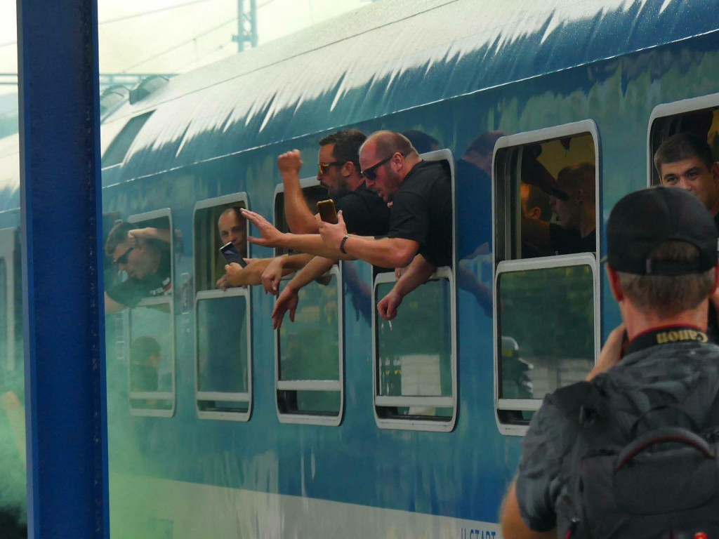 Pr&iacute;chod fan&uacute;&scaron;ikov Ferencvarosu na stanicu Bratislava - Nov&eacute; mesto. FOTO: HN