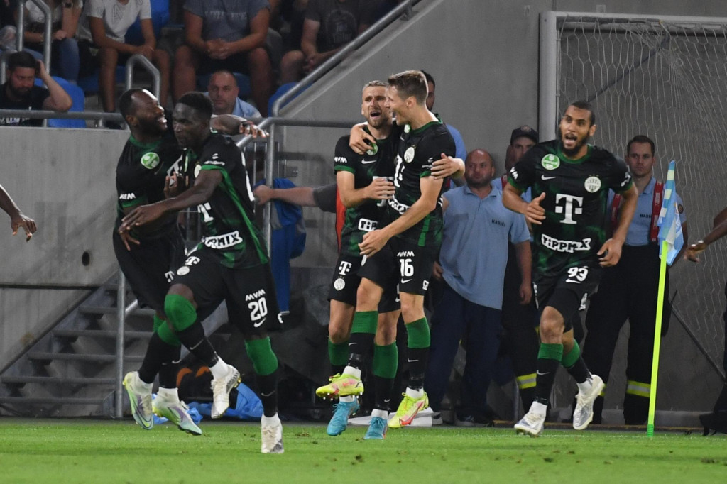 Futbalisti Ferencvárosu sa tešia po strelení tretieho gólu počas odvetného zápasu 2. predkola Ligy majstrov. FOTO: TASR/Martin Baumann