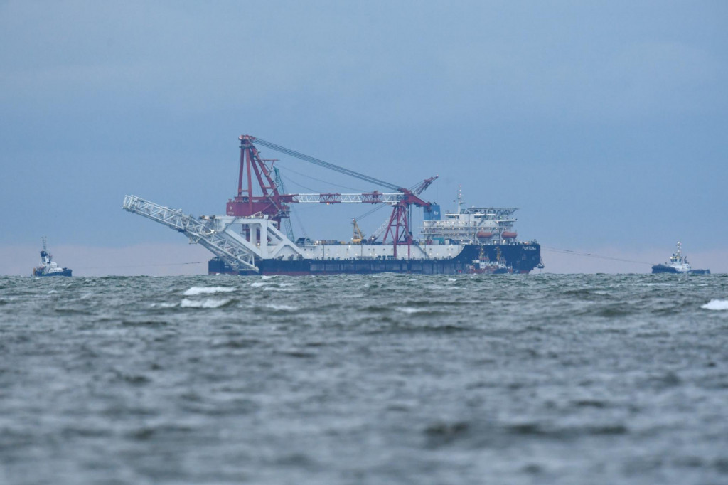 Ruskú loď na kladenie potrubia ”Fortuna” vidno v Mecklenburskom zálive pred obnovením výstavby plynovodu Nord Stream 2 neďaleko ostrova Insel Poel v Nemecku. FOTO: Reuters