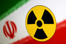Jadrový symbol a iránska vlajka, 21. júla 2022. FOTO: REUTERS