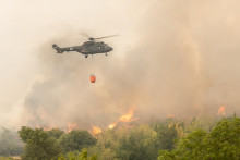 &lt;p&gt;Vrtuľník pomáha pri hasení požiaru v skalnatej zalesnenej oblasti Kras na západe Slovinska. FOTO: TASR/STA&lt;/p&gt;