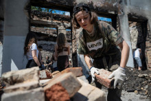 &lt;p&gt;Dobrovoľníci odstraňujú trosky z Domu kultúry v obci Jahidne, ktorý bol ťažko poškodený počas ruského útoku na Ukrajinu, v regióne Chernihiv, Ukrajina 23. júla 2022. FOTO: REUTERS&lt;/p&gt;