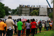 Občania protestujú proti zatvoreniu nigérijských univerzít v komplexe Národného zhromaždenia v Abuji v Nigérii. FOTO: Reuters
