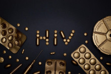 Liečba HIV je aj po desaťročiach veľkou výzvou.
