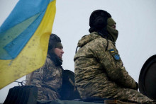 &lt;p&gt;Príslušníci 92. samostatnej mechanizovanej brigády ukrajinských ozbrojených síl sa zúčastňujú na delostreleckých cvičeniach na strelnici na neznámom mieste na východe Ukrajiny, 2021. FOTO: REUTERS&lt;/p&gt;