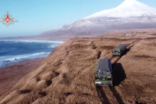 &lt;p&gt;Ruské nosiče pobrežného protiraketového obranného systému Bastion jazdia na vzdialenom ostrove Matua, ktorý je súčasťou Kurilských ostrovov. FOTO: Reuters &lt;/p&gt;