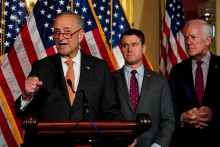 Líder väčšiny v Senáte USA Chuck Schumer (D-NY) po tom, ako Senát USA schválil zákon na dotovanie domáceho polovodičového priemyslu. FOTO: Reuters